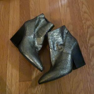 Super cute metallic booties!